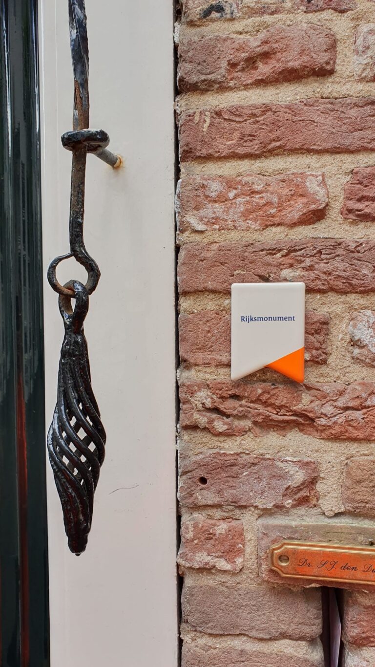 monumentenschild, monumentenschildje, rijksmonumentenschild aan een gevel